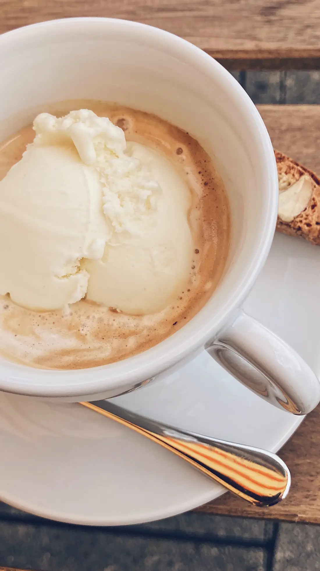 Affogato: eine Kugel Vanillegelato in einer Tasse Espresso