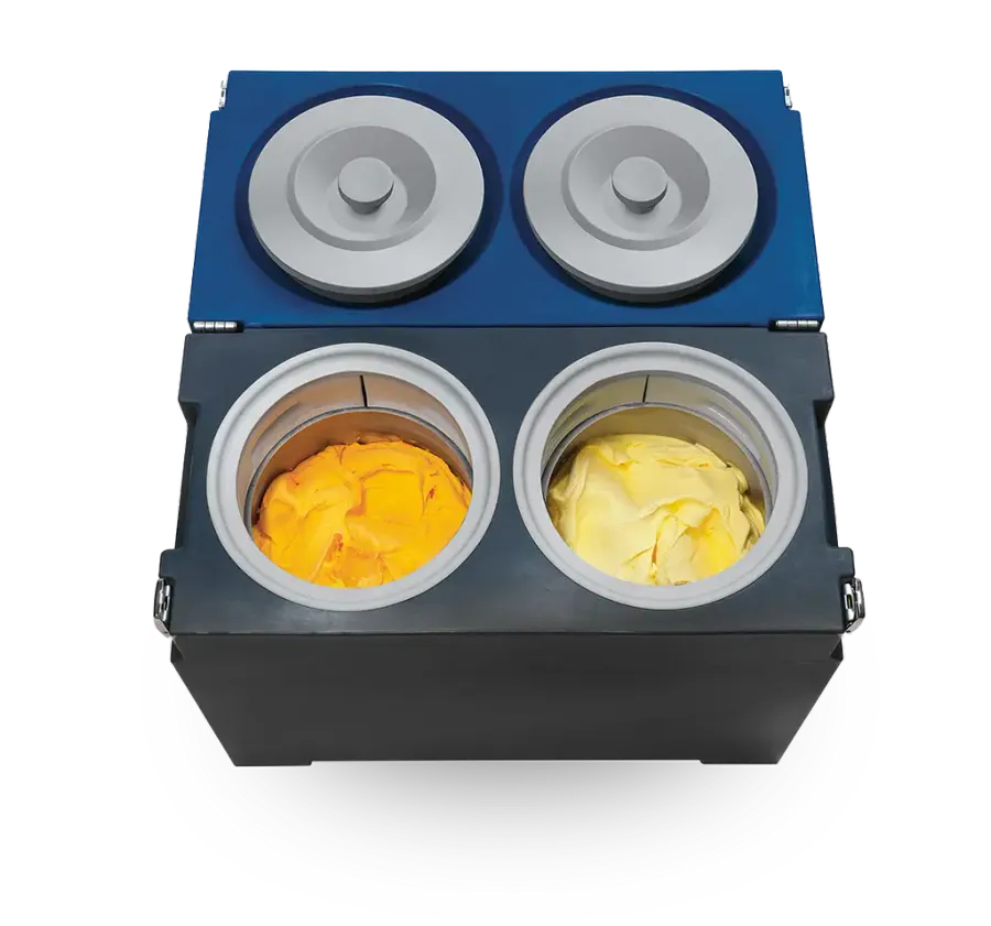 Die Eiszeit Coolbox, geöffnet: zwei Gelato-Behälter mit Mango- und Vanillegelato, dahinter der aufgeklappte Deckel